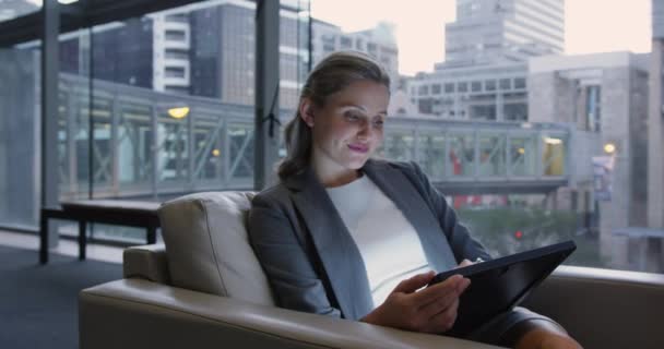 Pohled Zepředu Bělošskou Podnikatelku Digitálním Tabletem Hale Kanceláři Při Relaxaci — Stock video