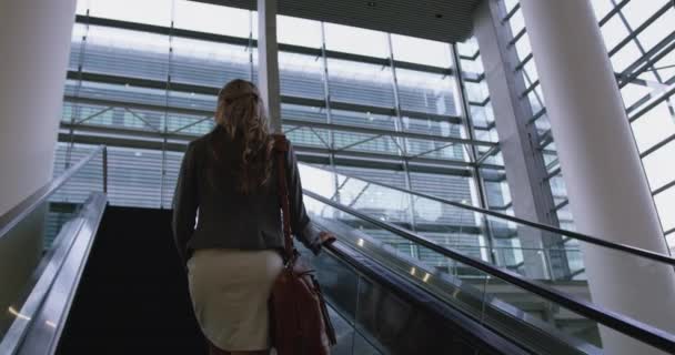 Vue Angle Bas Femme Affaires Déplaçant Étage Sur Escalier Roulant — Video