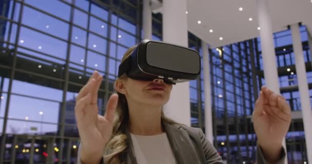 Vista Frontal Mulher Negócios Usando Headset Realidade Virtual Lobby Escritório — Vídeo de Stock