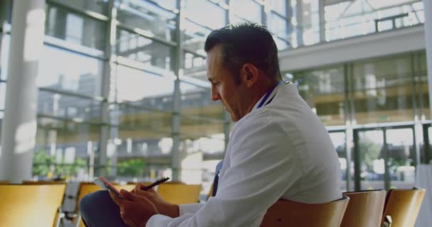 Seitenansicht Eines Kaukasischen Geschäftsmannes Der Einem Modernen Büro Auf Einem — Stockvideo