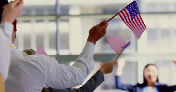 Visão Traseira Diversos Empresários Acenando Bandeira Americana Seminário Falante Feminino — Vídeo de Stock