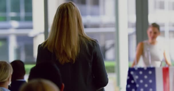 Rückansicht Einer Geschäftsfrau Die Einem Seminar Mit Einer Referentin Interagiert — Stockvideo