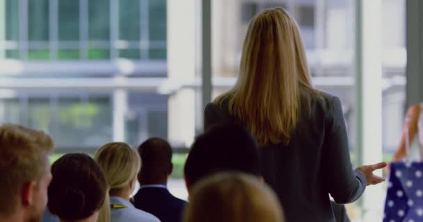 Zadní Pohled Businesswoman Interakci Ženskou Mluvčí Semináři Účastní Semináře — Stock video