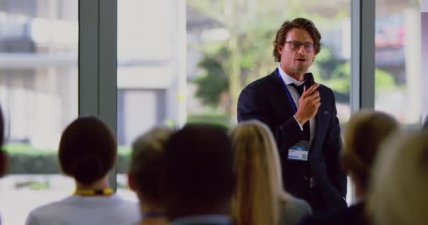 Die Vorderseite Eines Kaukasischen Männlichen Sprechers Spricht Einem Business Seminar — Stockvideo