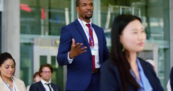 Перший Погляд Афроамериканський Бізнесмен Ставить Запитання Діловому Семінарі Відвідує Семінар — стокове відео