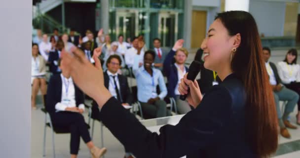 亚洲女演说家的后视镜在一个商业研讨会上发表讲话 商界人士在研讨会上举手4K — 图库视频影像