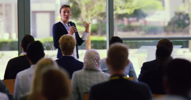 Vista Frontal Hermosa Mujer Caucásica Habla Seminario Negocios Oficina Moderna — Vídeos de Stock