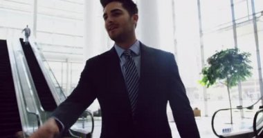 Ofisin lobisinde birbirleriyle etkileşime giren çeşitli iş adamları. El sıkışıyorlar.