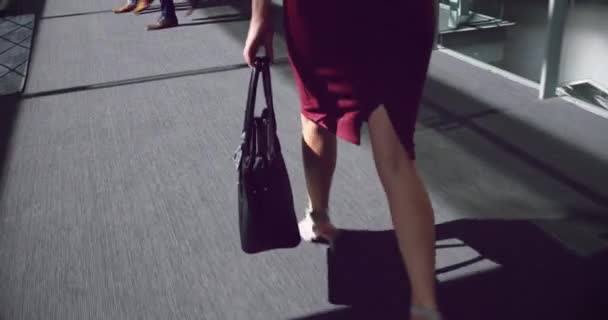 Sección Baja Mujer Caminando Pasillo Oficina Ella Sostiene Una Bolsa — Vídeos de Stock