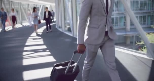 Frontansicht Eines Afrikanisch Amerikanischen Geschäftsmannes Der Mit Gepäck Auf Dem — Stockvideo