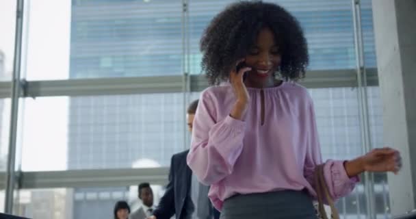 Vista Baixo Ângulo Mulher Negócios Afro Americana Usando Telefone Celular — Vídeo de Stock