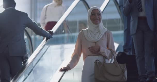 Vista Frontal Empresária Asiática Hijab Usando Escada Rolante Escritório Moderno — Vídeo de Stock