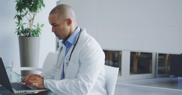 Câmera Lenta Panning Tiro Jovem Mestiço Médico Sentado Mesa Escritório — Vídeo de Stock