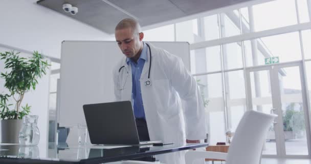 Cintura Movimento Lento Até Tiro Mestiço Médico Masculino Sentado Mesa — Vídeo de Stock