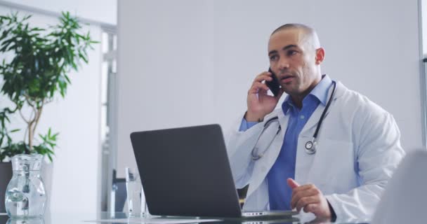 Cintura Até Câmera Lenta Handheld Tiro Jovem Mestiço Médico Sentado — Vídeo de Stock