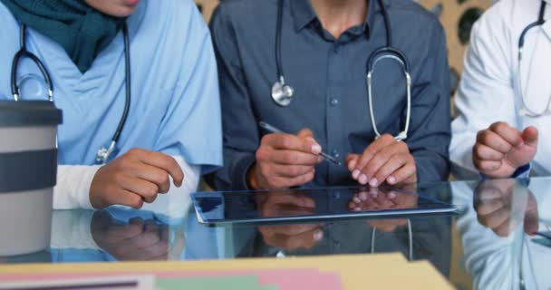 Visão Frontal Meio Seção Perto Três Médicos Sentados Uma Mesa — Vídeo de Stock