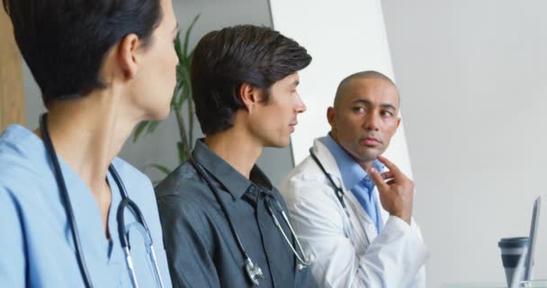 Fotografía Cámara Lenta Joven Médico Caucásico Hablando Con Grupo Colegas — Vídeo de stock