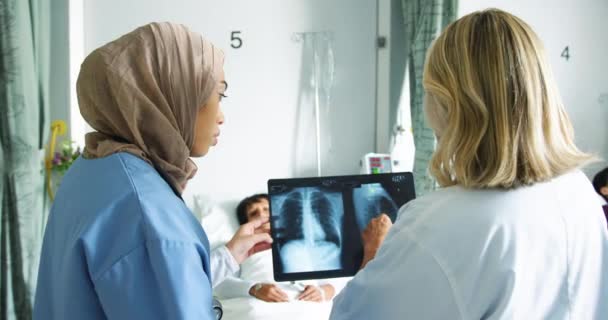 Kadın Doktorun Hastane Koğuşunda Dikilip Röntgene Danıştıklarını Yakından Görüyoruz Biri — Stok video
