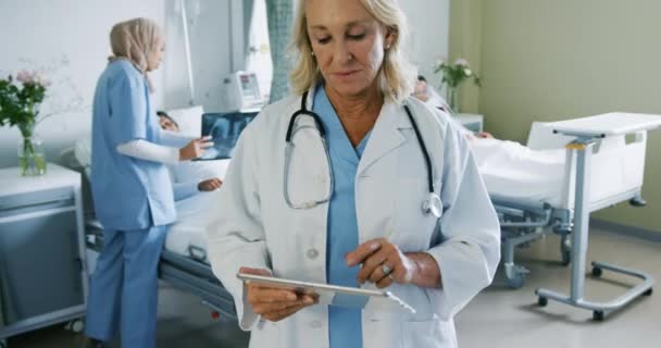 Передній Вигляд Жінки Лікаря Середнього Віку Стоїть Заклопотаному Шпиталі Допомогою — стокове відео