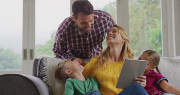 Vista Frontale Della Famiglia Caucasica Utilizzando Tablet Digitale Sul Divano — Video Stock