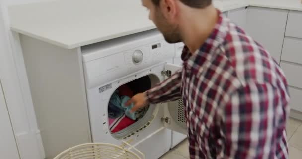 Side View Kaukasiska Man Bort Trasor Från Tvättmaskinen Ett Bekvämt — Stockvideo