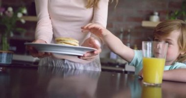 Evde yemek masasında oğluna yemek servisi yapan Kafkas anne orta kesiminde. Son plaka 4k dan gözleme toplama