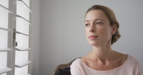 Vista Frontal Hermosa Mujer Caucásica Mirando Hacia Exterior Través Ventana — Vídeos de Stock