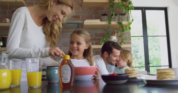 Framsidan Kaukasiska Familjen Förbereder Mat Bänkskiva Köket Bekvämt Hem Ler — Stockvideo