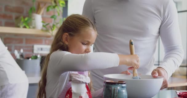 Elülső Kilátás Kaukázusi Apa Lánya Előkészítése Cookie Munkalap Konyhában Otthon — Stock videók