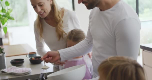 Πλευρική Θέα Της Λευκής Οικογένειας Που Προετοιμάζει Φαγητό Στην Κουζίνα — Αρχείο Βίντεο