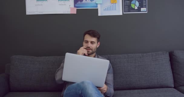 Vista Frontal Executivo Masculino Caucasiano Trabalhando Laptop Escritório Moderno Ele — Vídeo de Stock