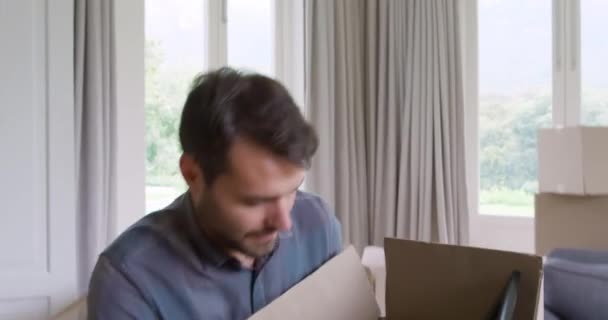 Vorderansicht Eines Kaukasischen Mannes Der Pappkartons Seinem Neuen Zuhause Aufbewahrt — Stockvideo