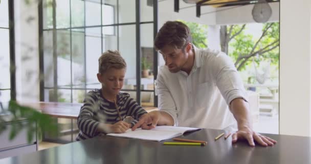 Vorderansicht Eines Kaukasischen Vaters Der Seinem Sohn Hause Bei Den — Stockvideo