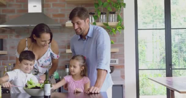 Framsidan Kaukasiska Familjen Förbereder Mat Tillsammans Vid Bordet Köket Hemma — Stockvideo