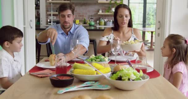 Vista Frontal Familia Caucásica Comiendo Juntos Mesa Comedor Casa Están — Vídeos de Stock