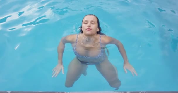 裏庭のプールで泳ぐ白人女性の高角図 彼女は美しく 魅力的な4Kです — ストック動画