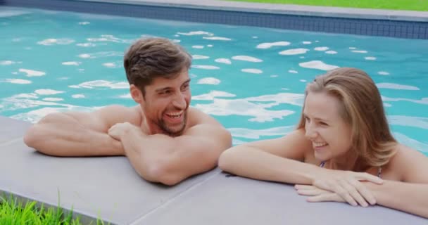 Vorderansicht Eines Kaukasischen Paares Das Rande Des Schwimmbades Steht — Stockvideo