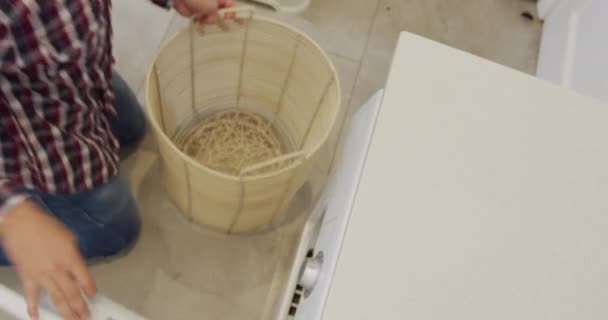 Close Homem Caucasiano Removendo Roupas Máquina Lavar Roupa Casa — Vídeo de Stock