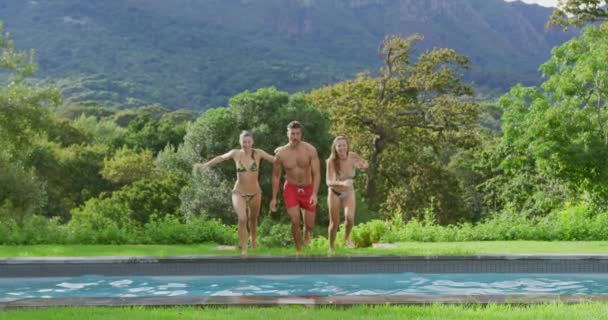 Vista Frontal Amigos Caucasianos Pulando Juntos Piscina Resort Eles Estão — Vídeo de Stock