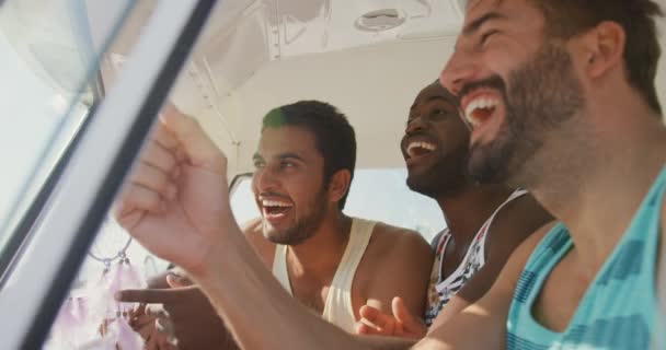 Slow Motion Video Van Multi Etnische Vrienden Auto Lachen — Stockvideo