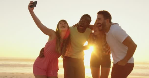 Vista Frontal Grupo Multiétnico Amigos Adultos Jóvenes Pie Una Playa — Vídeos de Stock