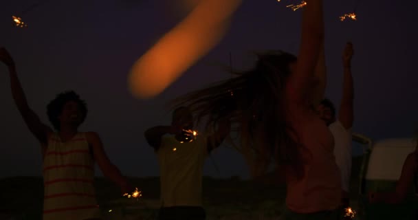 Primer Plano Grupo Multiétnico Amigos Adultos Jóvenes Una Playa Atardecer — Vídeo de stock