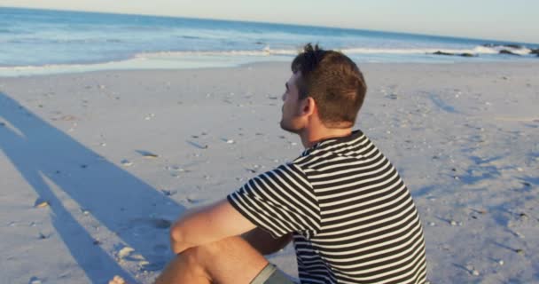 Primo Piano Giovane Caucasico Seduto Una Spiaggia Che Guarda Verso — Video Stock