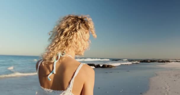 Nahaufnahme Rückansicht Einer Jungen Kaukasischen Frau Die Einem Strand Spaziert — Stockvideo