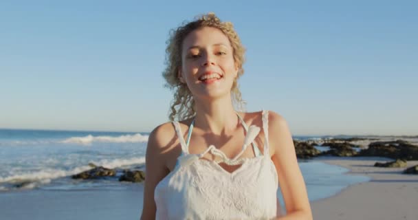 Bir Plajda Çalışan Kamera Öpüşme Genç Bir Kafkas Kadın Yakından — Stok video