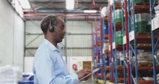 Vista Lateral Cerca Del Hombre Afroamericano Mediana Edad Que Trabaja — Vídeo de stock