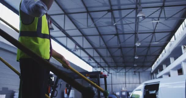 Vrヘッドセットを装着した倉庫ローディングベイの階段に立つ若い男性倉庫作業員の側面図 — ストック動画