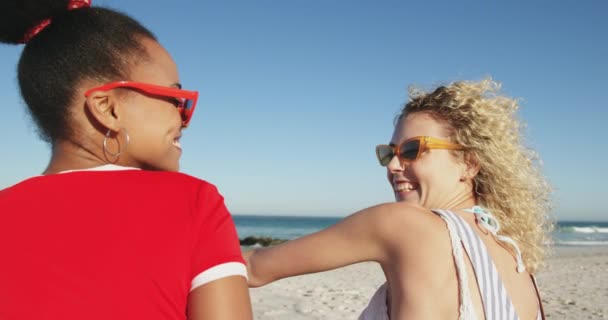 Vídeo Felizes Amigos Sexo Feminino Divertindo Praia — Vídeo de Stock