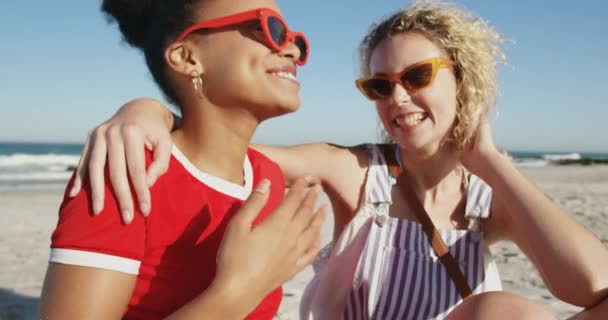 Video Glada Kvinnliga Vänner Som Har Roligt Stranden — Stockvideo