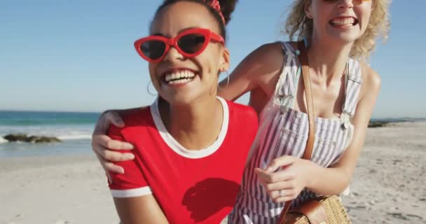 Βίντεο Χαρούμενες Φίλες Διασκεδάζουν Στην Παραλία — Αρχείο Βίντεο